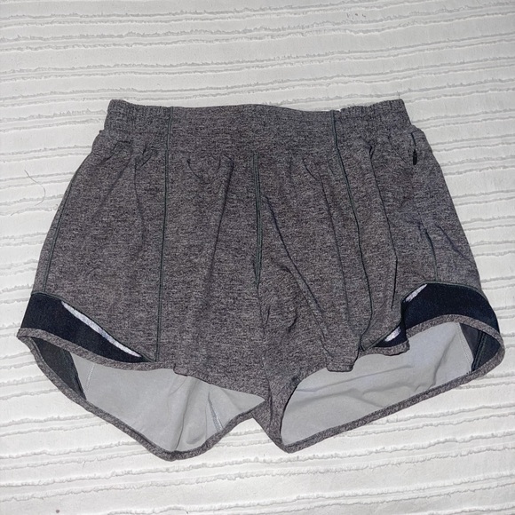 lululemon hotty hot shorts size 6 , 2.5 length - Picture 1 of 2